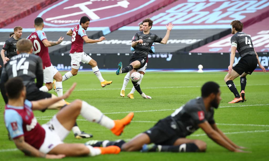 West Ham apaleó 4-0 Doncaster Rovers y avanza a la siguiente ronda.