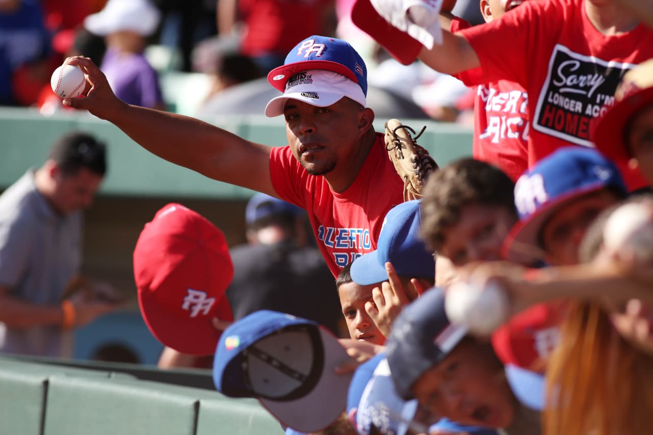Luego comenzó la competencia de jonrones de peloteros profesionales donde diez jugadores (Francisco Lindor, Carlos Beltrán, Carlos Baerga, Eddie Rosario, Joel Piñero, Yadier Molina, Javier Báez, Roberto Bebo Perez, Kennys Vargas y Rafael Furcal) serán divididos en dos equipos Team JetBlue y Team Rums of Puerto Rico.