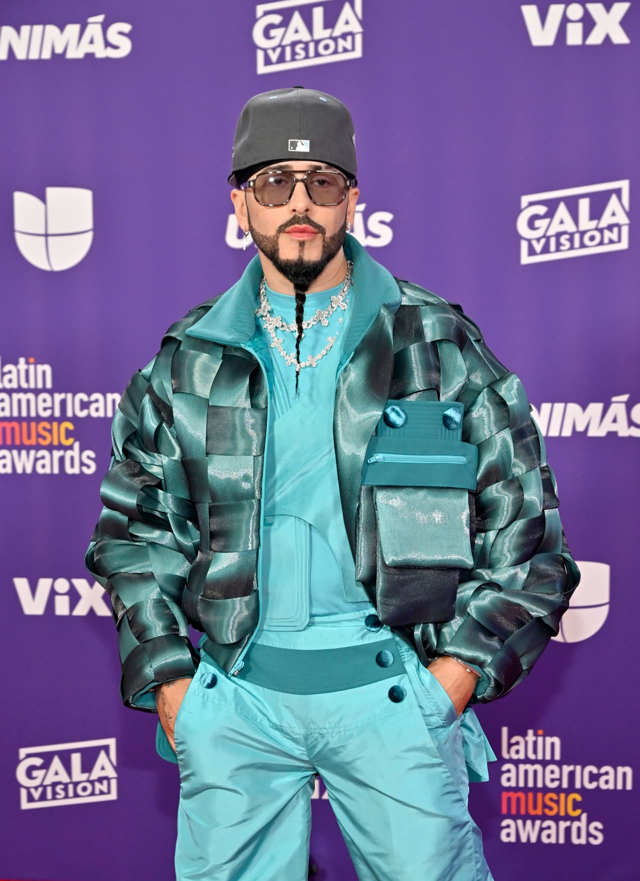 El reggaetonero 
<b>Yandel</b> eligió un color claro para la alfombra roja.