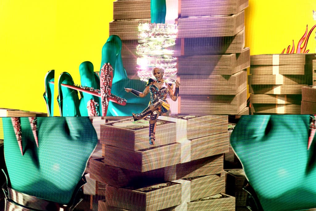 Incluso un espectador de Colorado opinó que la presentación parecía "como si estuvieran bailando en un club de striptease".