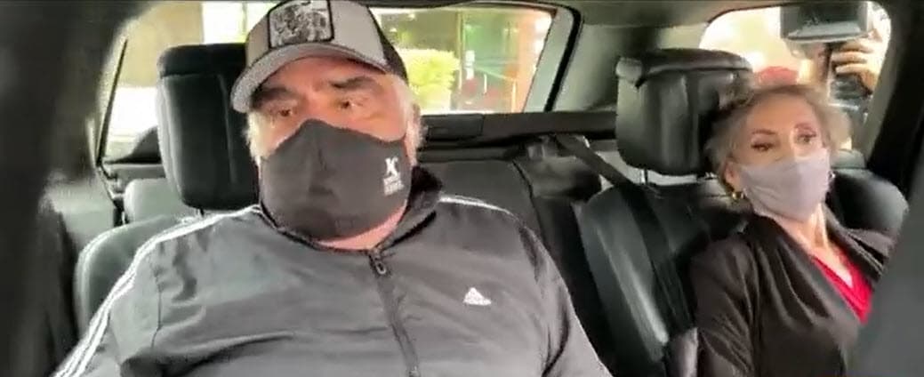 Hoy, de nueva cuenta enfrenta un nuevo embate tras la caída que sufrió en su casa y que le provocó un "
<b><a href="https://www.univision.com/famosos/vicente-fernandez-salud-intubado-debilidad-extremidades" target="_blank">traumatismo raquimedular</a> </b>a nivel de la columna cervical", según sus médicos. Su salud se muestra vulnerable otra vez, mientras sus fans y su familia no pierden la esperanza de que 'El Charro de Huentitán' lo vuelva a hacer y salga adelante como ya lo ha hecho.
<br>