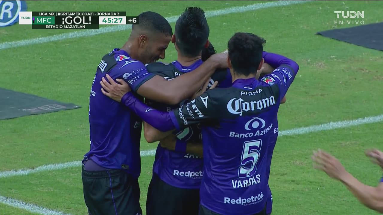 ¿Y la defensa? Vidrio remata solo y castiga a Rayados con el 1-0
