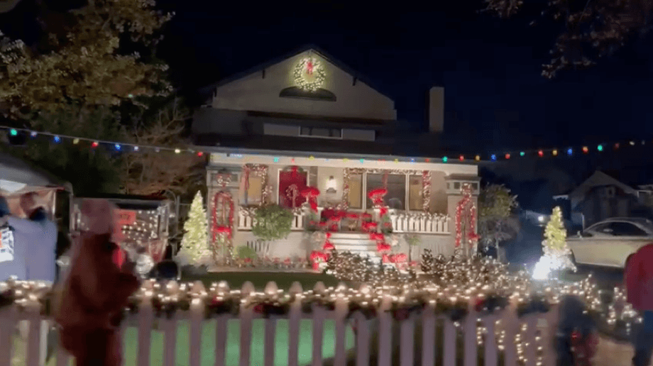 <h2 class="cms-H2-H2">1.- Fabulous Forties en East Sacramento</h2>
<br> 
<br>Si buscas un show de luces de Navidad este vecindario no te va a decepcionar. Sus residentes se esmeraron para que sus calles y viviendas se transformaran en 
<b>auténticas villas navideñas</b>.
<br> 
<br>Puedes hacer el recorrido en tu auto, a muy baja velocidad, o caminando. Si decides recorrerlo a pie encontrarás 
<b>personas que venden chocolate caliente</b> y zonas especiales para tomarte fotografías.
<br>
<br>Las luces de Navidad las encontrarás entre las calles 40 y 49, de la Calle J a la calle Folsom.