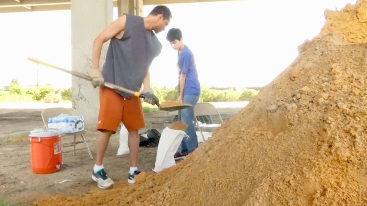En las próximas horas los meteorólogos podrán saber con precisión el lugar exacto donde el huracán tocara tierra. En Savannah, Georgia, algunos residentes han colectado bolsas de arena para proteger sus propiedades.