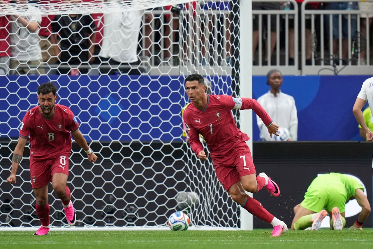 Cristiano Ronaldo (7), de Portugal, celebra tras marcar el primer gol de su equipo