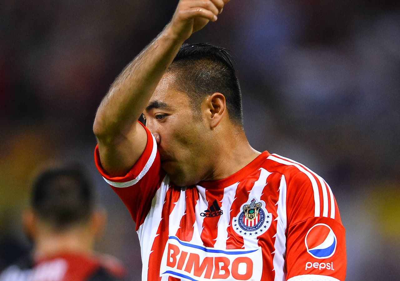 Marco Fabián será sometido a estudios por golpe que sufrío ante Atlas
