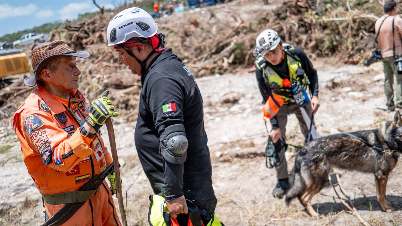 Estas son las pistas que siguen los 9 Topos de México que buscan víctimas en las inundaciones del centro de Texas