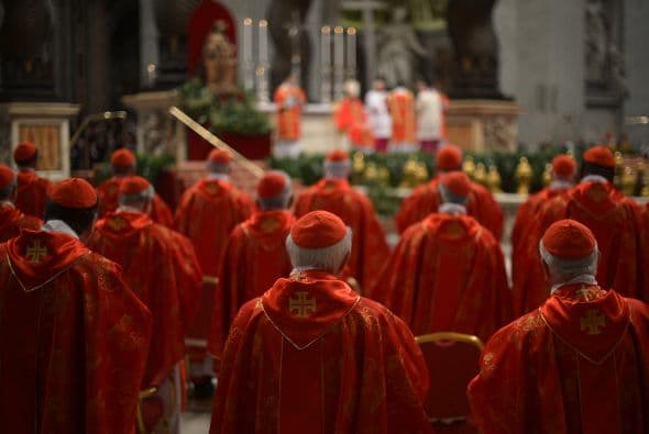 Ante los 115 cardenales electores, numerosos purpurados octogenarios, cuerpo diplomático y miles de fieles reunidos en la basílica de San Pedro, Sodano agregó que Pablo reconoce que en la unidad de la Iglesia existe una diversidad de dones, pero que esa diversidad "está en función de la edificación del único cuerpo de Cristo".