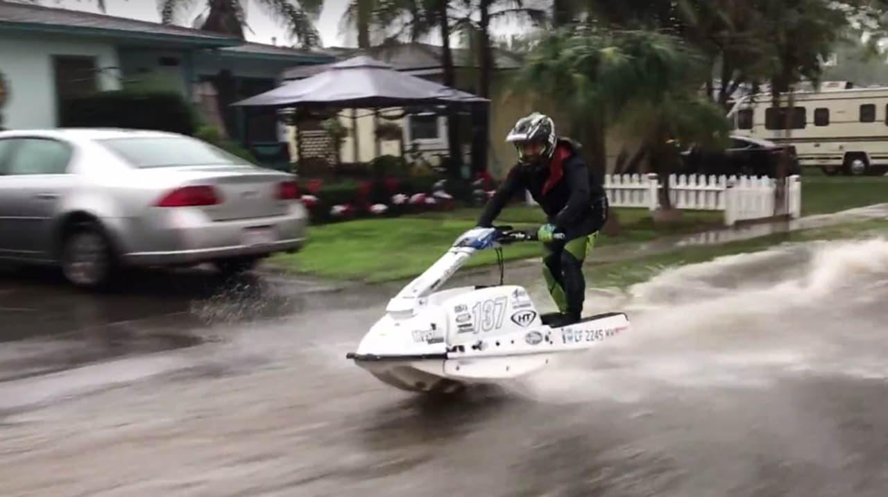 Este hombre pudo usar una moto acuática en su calle por las fuertes lluvias en California