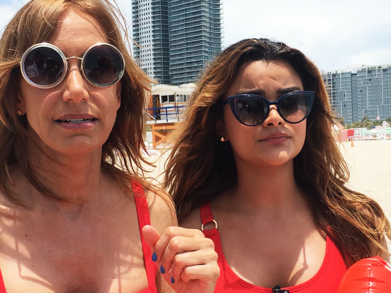 A parte de los zapatos a Lili también le gusta coleccionar lentes de sol