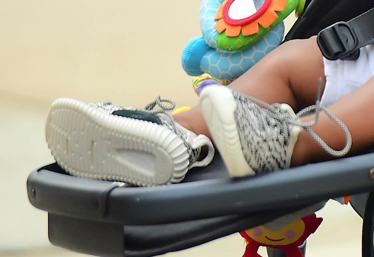 Traía puestos zapatitos de la línea de Kanye West.