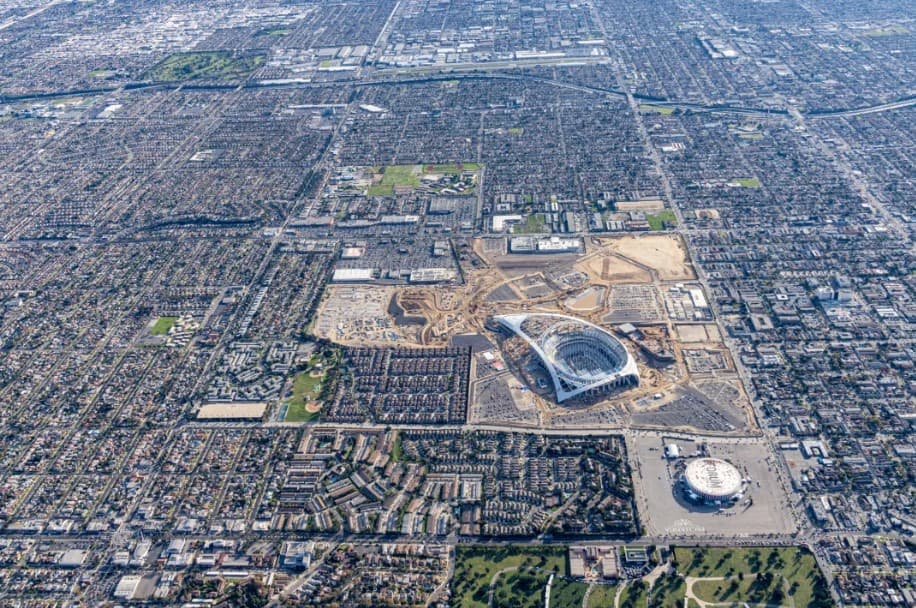Casi listo el nuevo estadio de los equipos de la NFL de Los Ángeles, Rams y Chargers. Con una inversión de casi 5 mil millones de dólares, estará listo para abrir sus puertas a los aficionados del futbol americano en marzo.