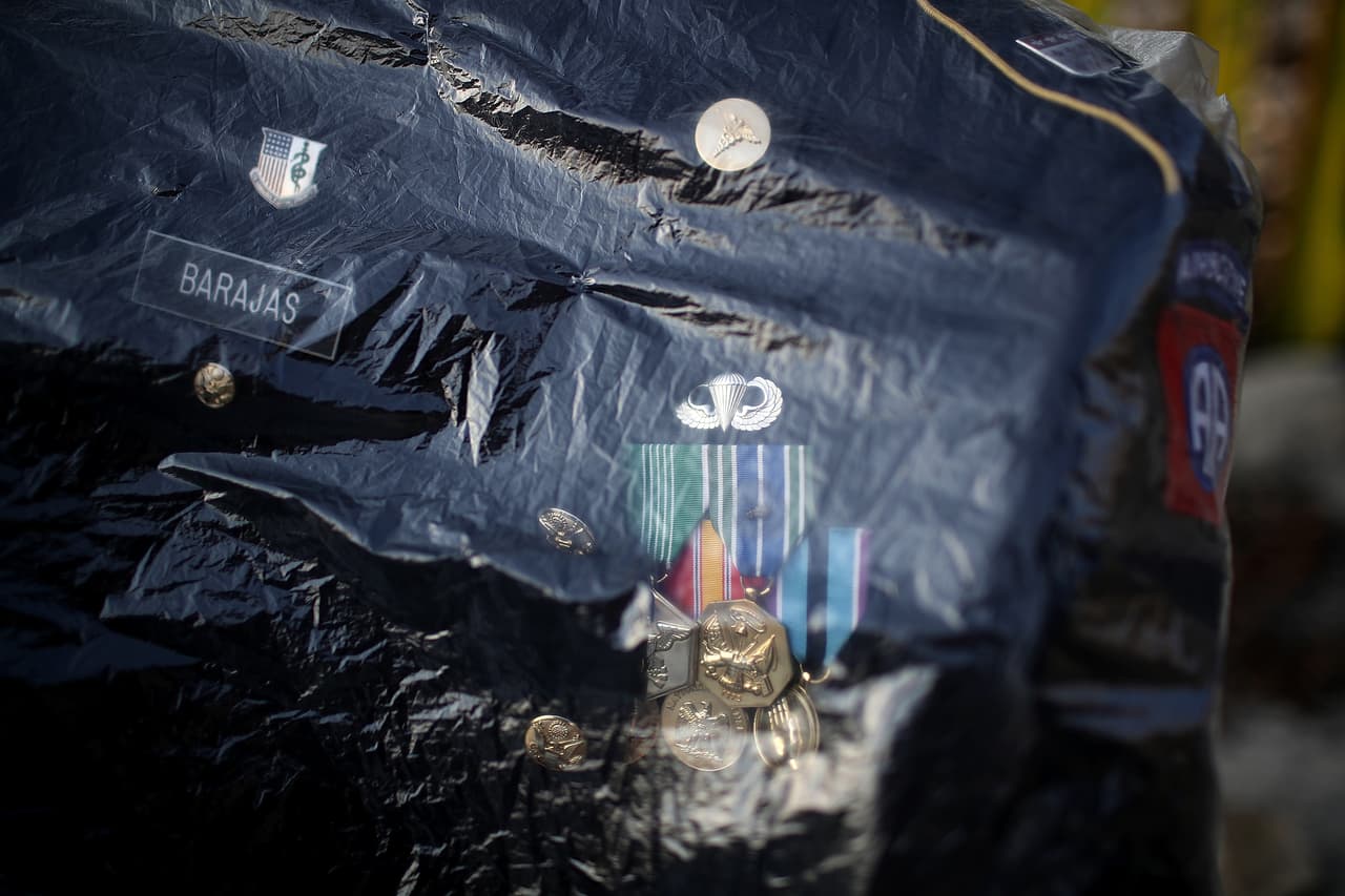 El fundador del ‘búnker’, Héctor Barajas, protege su uniforme de gala y lo utiliza durante la celebración del 4 de julio.