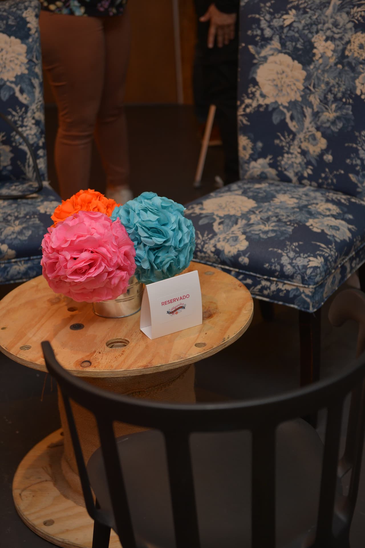 Flores delicadas adornaron el lugar.