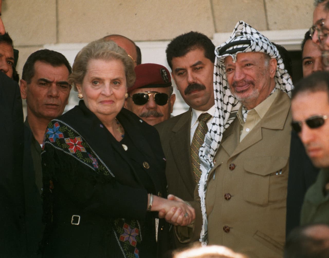 La primera secretaria de Estado: Madeleine Albright (1937). Fue la primera mujer en convertirse en secretaria de Estado de los Estados Unidos, entre 1997 y 2001, durante el segundo mandato de Bill Clinton y después de ser embajadora en las Naciones Unidas. Nacida en Praga, República Checa, se convirtió en ciudadana de los Estados Unidos en 1957.