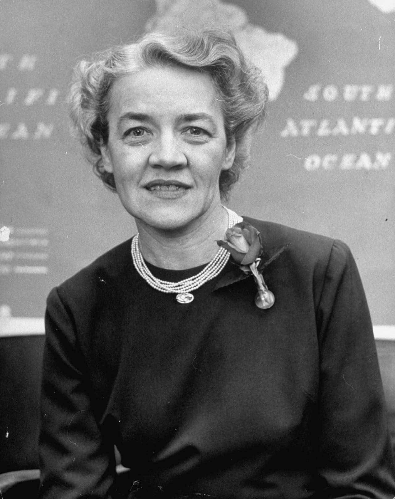 La primera precandidata republicana: Margaret Chase (1897.1995). Fue la primera mujer en buscar nominación por el Partido Republicano, pero perdió las en las elecciones primarias de 1964. También fue la primera mujer en servir en ambas cámaras del Congreso de Estados Unidos y la primera mujer en representar el estado de Maine en el poder legislativo.
