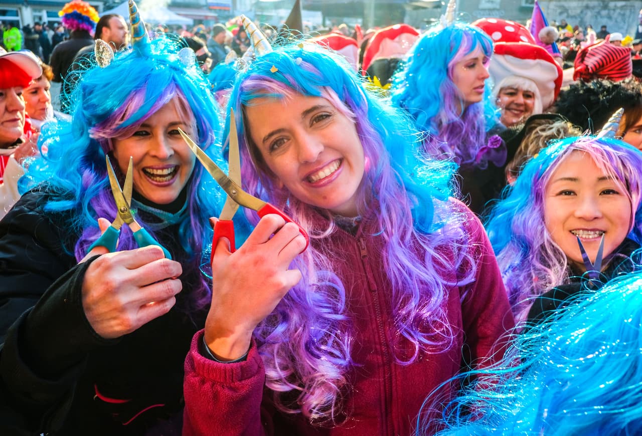 <b>Alemania. </b>Participantes del ‘carnaval callejero de Mujeres’, en Duesseldorf, en la región alemana de la Selva Negra.