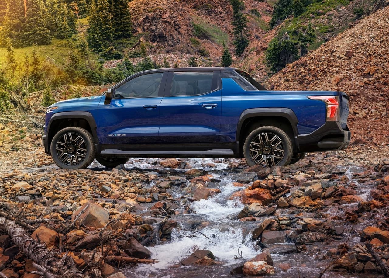 Si bien la distancia entre sus ejes y su longitud son similares a las versiones de combustión interna, sus proporciones sí son diferentes.