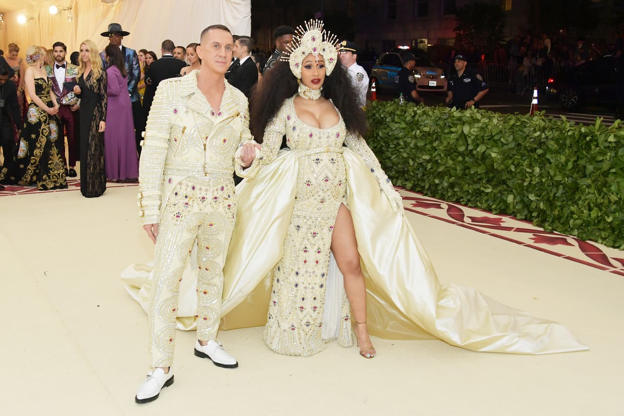 La artista llegó acompañada del diseñador Jeremy Scott, cuyo tuvo un atuendo hacia juego con el de 
<b>Cardi B</b>. 
<br>