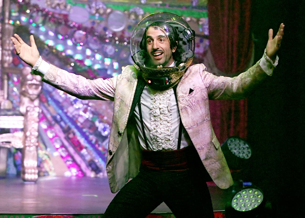 Gazillionaire’, protagonista y productor de la obra, incorporó un pintoresco casco transparente al vestuario de su personaje en ‘Absinthe’, el primer gran espectáculo del ‘Strip’ de Las Vegas en reanudar las actuaciones frente a una audiencia en vivo.