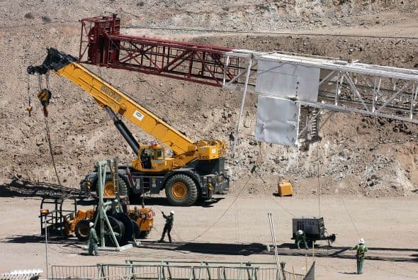 "Es la primera perforación del hoyo de la rosquilla, luego hay que cambiar y montar los martillos que tienen cinco cabezas y a través de esa guía iniciar el proceso de escareado o ampliación de este túnel", explicó el ministro de Minería, Laurence Golborne.