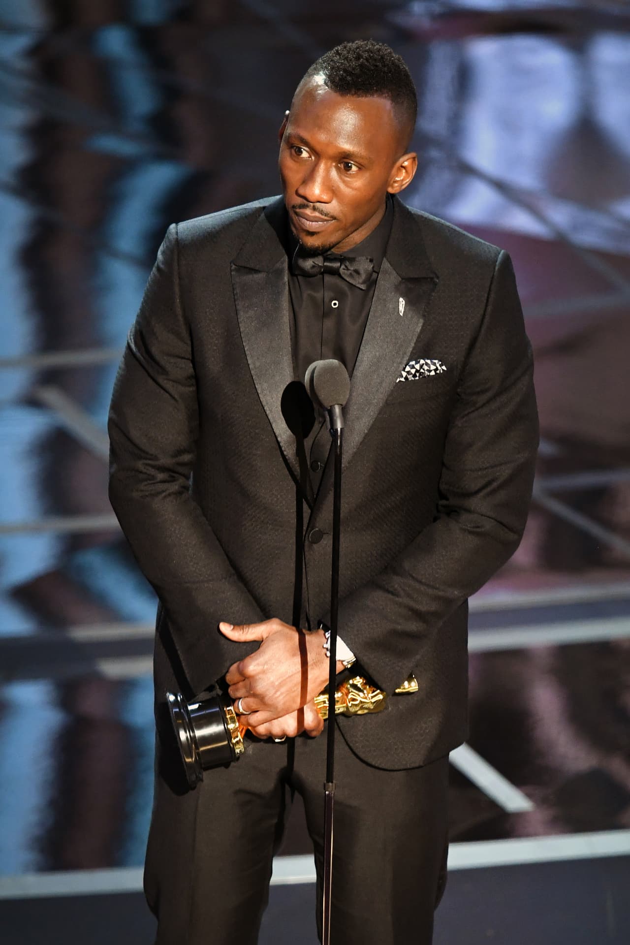 El actor musulman Mahershala Ali por 
<i>Moonlight </i>agradeció con los ojos llorosos el Oscar a mejor Actor de Reparto. Entre los nominados estaban Jeff Bridges por 
<i>Comanchería</i>, Lucas Hedges por 
<i>Manchester frente al mar</i>, Dev Patel por 
<i>Lion </i>y Michael Shannon por 
<i>Animales nocturnos</i>.