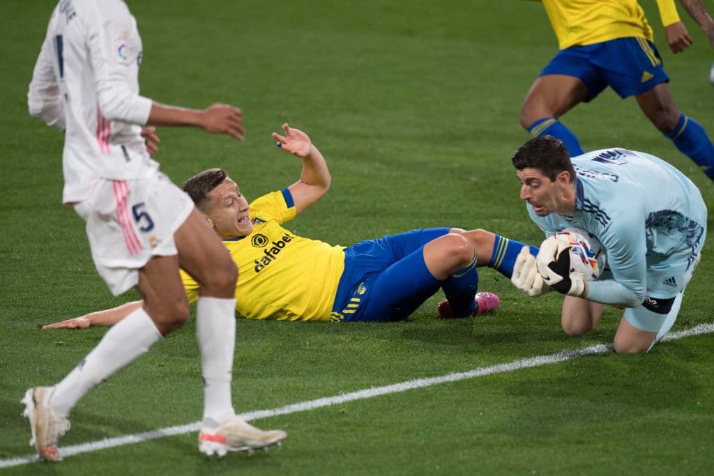 Con dos goles y una asistencia, Karim Benzema se echa el equipo al hombro y 'los blancos' vencen 0-3 al Cádiz en la jornada 31 del futbol español.