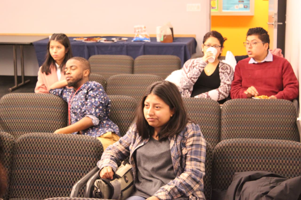 Miembros de la organización CUNY Dreamers reaccionaban con murmullos y expresiones de desánimo al mensaje del presidente Trump tras su juramentación.