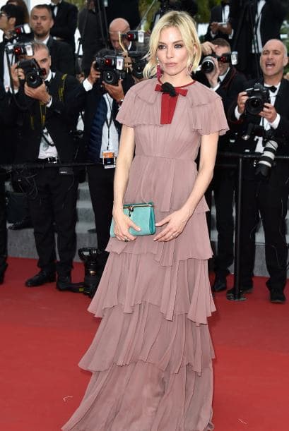 Sienna Miller súper a la moda con su vestido.