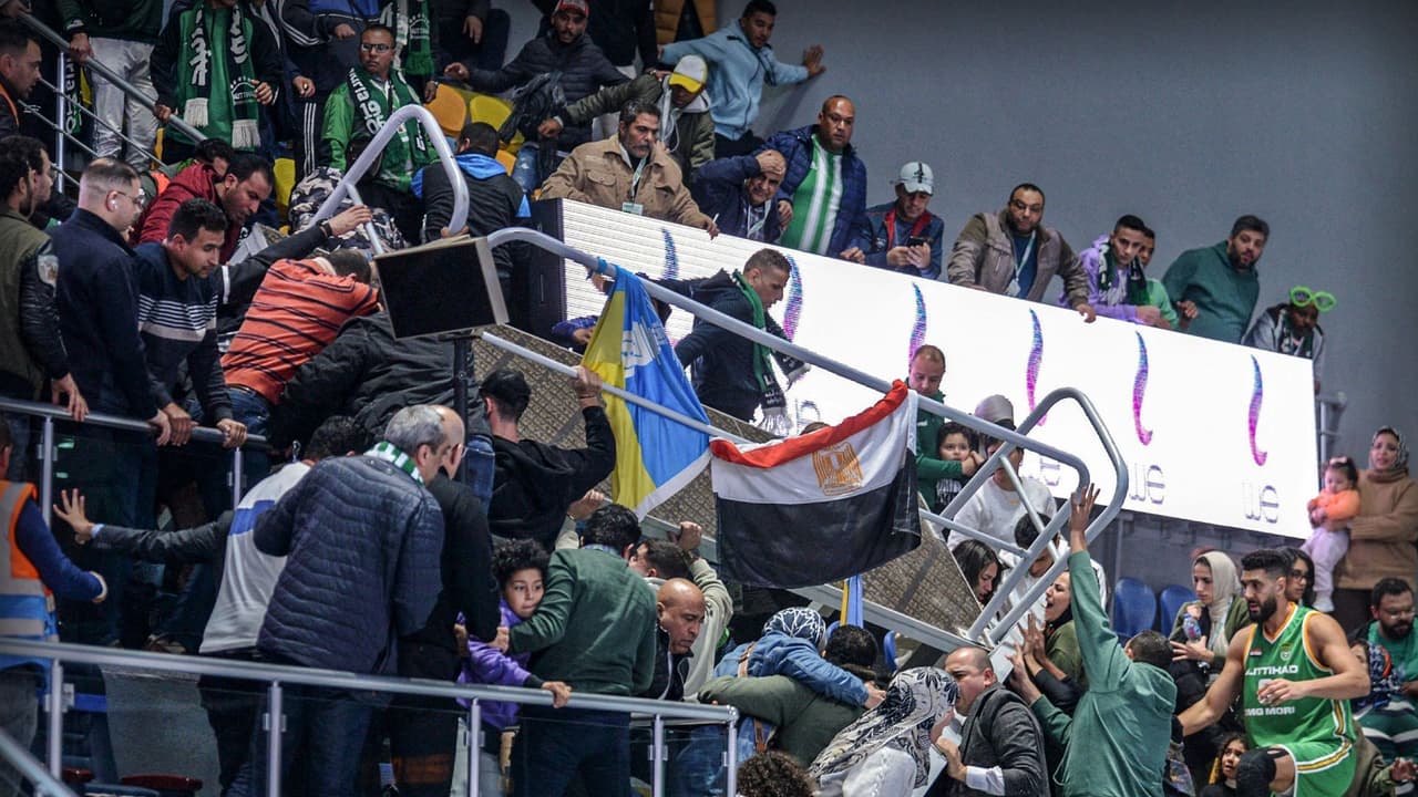 Se derrumba grada en un centro deportivo en Egipto y deja heridos