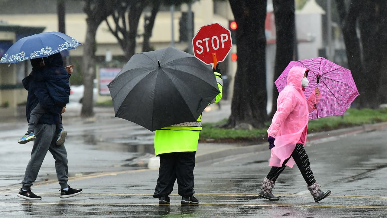 <b>Guardia de cruce bilingüe en zona escolar:</b> La persona que cubra esta vacante de medio tiempo deberá dirigir el tráfico en una intersección asignada para brindar la máxima protección a los niños que van y regresan de la escuela. El trabajo se realiza bajo la supervisión inmediata de un oficial de policía o supervisor de patrulla y requiere esfuerzo físico ligero, así como exposición a las inclemencias del tiempo. La vacante,
<a href="https://phila.peopleadmin.com/postings/99031">disponible aquí</a>, cierra el 26 de mayo y se anima a personas bilingües a aplicar.
<br>