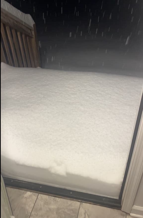 La usuaria Danny Brito compartió esta foto que permite ver la acumulación de nieve en su casa.