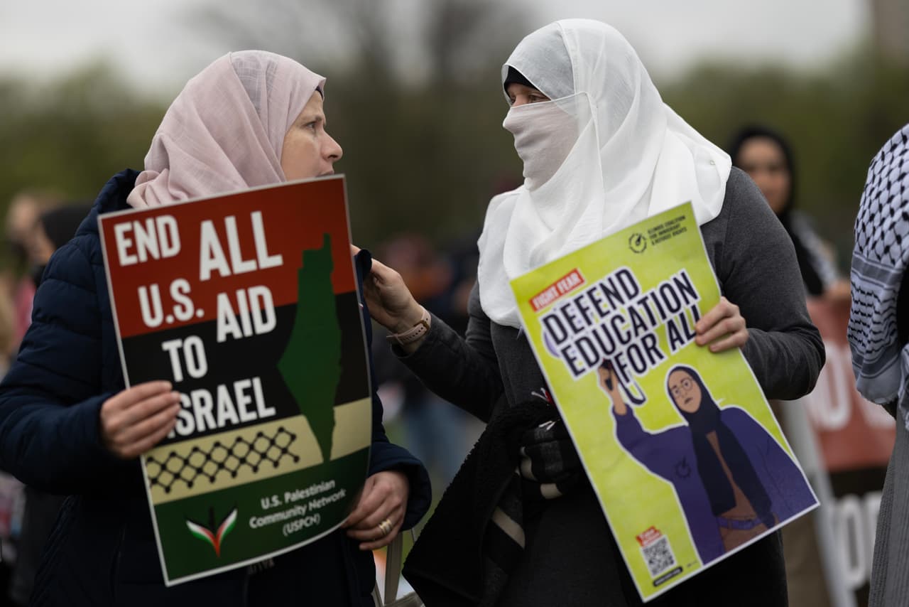 Las consignas denunciaban desde los aranceles agresivos que Trump impone al comercio y que avivan el temor a una crisis económica mundial hasta las medidas represivas contra la inmigración. También la continua ayuda militar y económica que Israel sigue recibiendo pese a las múltiples denuncias de violaciones de normas humanitarias con los bombardeos y bloqueos de ayuda en el territorio palestino de Gaza.
<br>
<br>