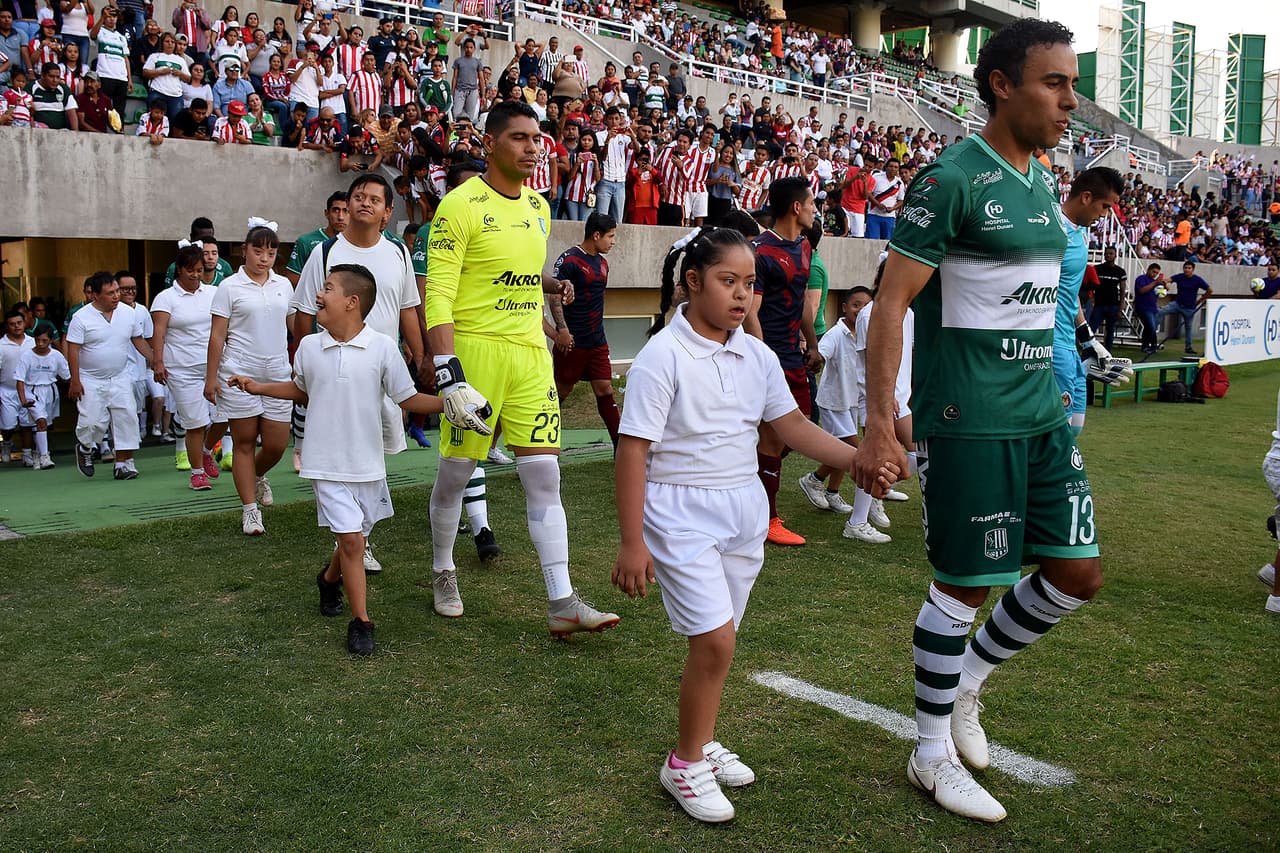Los equipos saltaron al terreno de juego del Estadio Agustín "Coruco" Díaz en Zacatepec, Morelos.