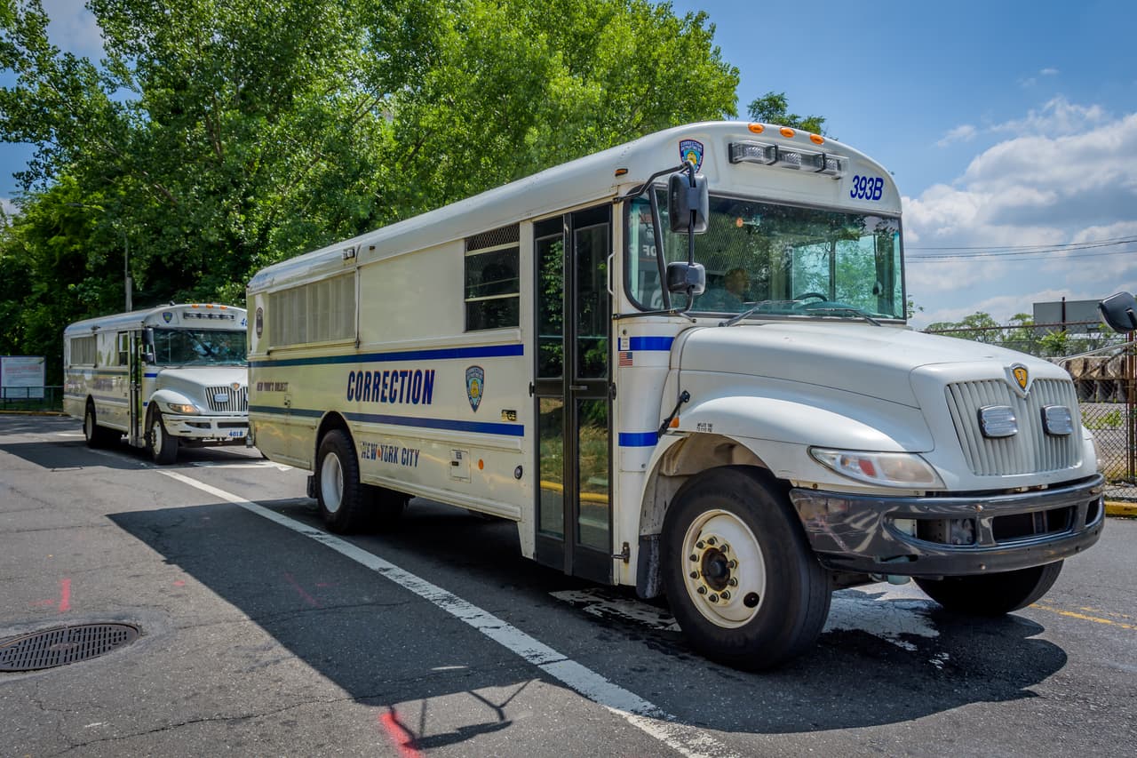 Un recluso de Rikers Island roba un autobús lleno de presos y lo estrella contra un muro