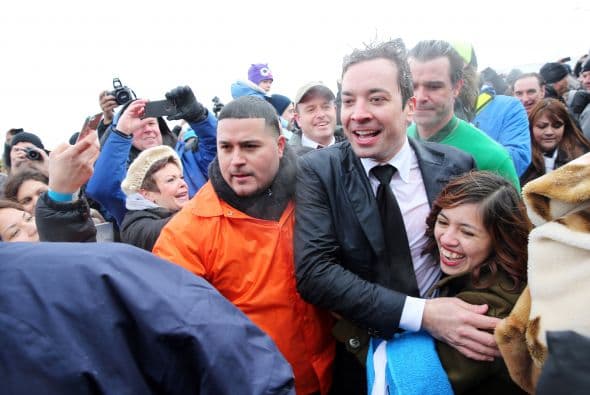 ¡Lo hizo!Mira lo congelado que quedó el comediante Jimmy Fallon luego de aceptar el reto que le hizo el alcalde de Chicago Rahm Emanuel de lanzarse a las congeladas aguas del Lago Chicago durante el Polar Plunge 2014 y con un temperatura de 2 grados