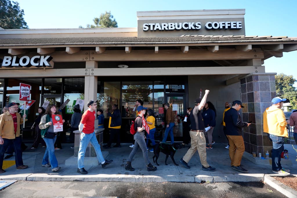 Al menos 10 tiendas cerraron durante el primer día de huelga, aunque Starbucks asegura que la mayoría de sus sucursales operan normalmente.