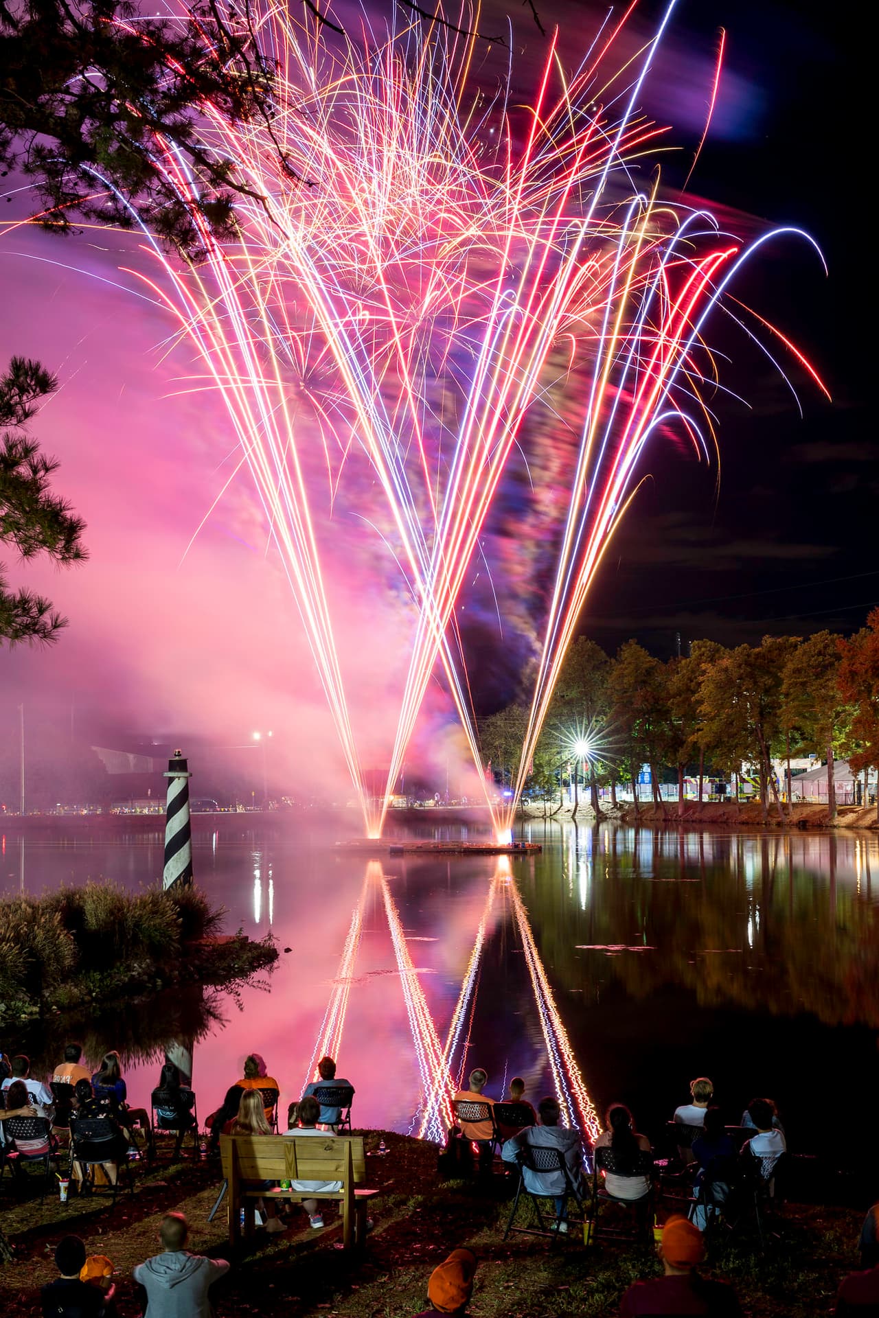 <b>Protocolos del covid-19: </b>No se requiere mostrar una prueba de vacunación contra el covid-19. Las personas que aún no se han vacunado podrán hacerlo en la Ferial Estatal. No habrá un mandato de mascarillas; sin embargo, alientan a los asistentes a mantener el distanciamiento y cubrirse la cara en las atracciones en espacios cerrados.