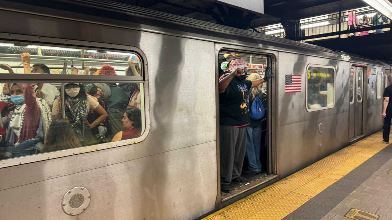 También tomaron las instalaciones del metro, en Brooklyn, concentrándose adentro de los trenes.