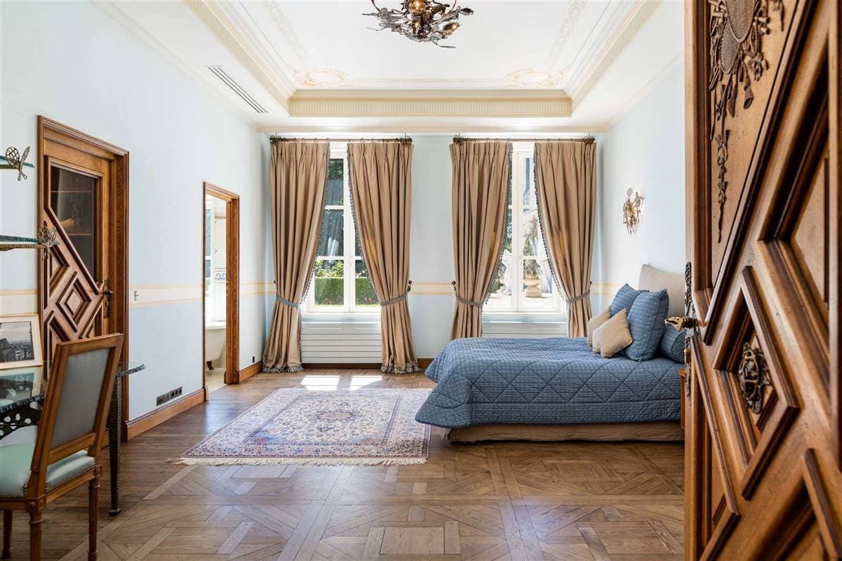 El lugar donde posiblemente podría vivir Messi y su familia es llamado Palacio Rosa (Palais Rose), construcción del año 1900 inspirada en el Grand Trianon y que está catalogado como monumento de interés histórico, pues cuenta con techos altos, grandes ventanas y muebles de la época. La residencia se encuentra 20 minutos de París.