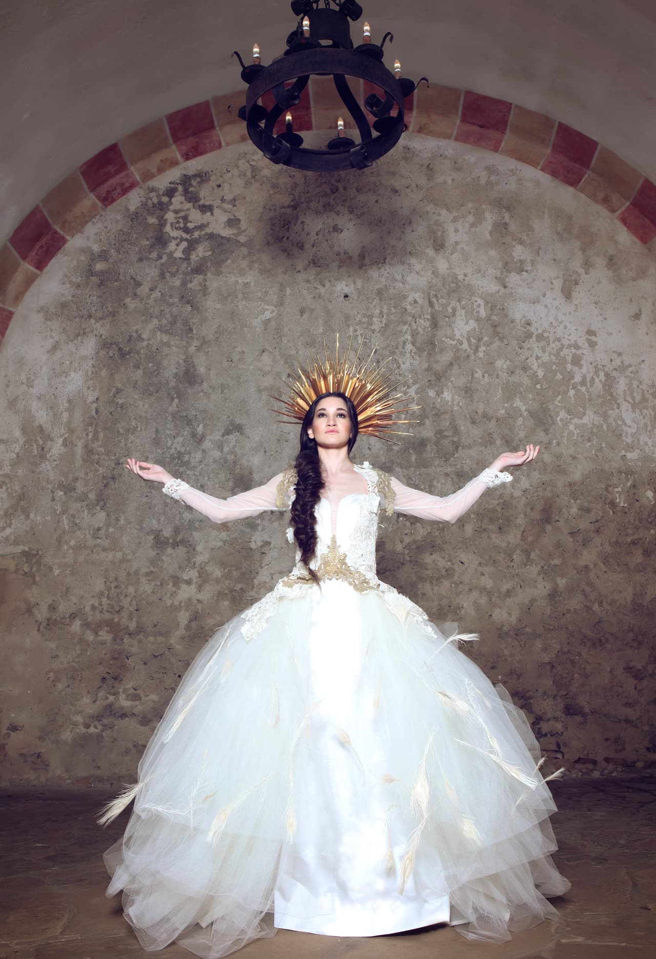 “Mi inspiración surgió de la religión y los pavo reales blanco. Esta inspiración ayuda a crear estos vestidos de novia. El pavo real blanco representa a la criatura más hermosa y espiritual”, dijo la diseñadora Seihak Long sobre su inspiración para esta sesión de fotos.