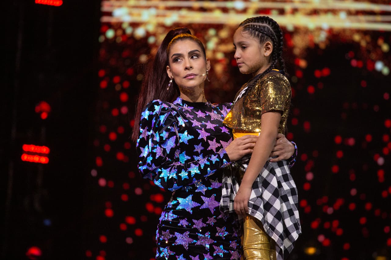 María León no contuvo la emoción y corrió a abrazar a Amy, de Nueva York, al notar la tristeza que invadió a la niña cuando se enteró que fue la segunda eliminada de la noche. La pequeña participó en un duelo de baile con Andrea.