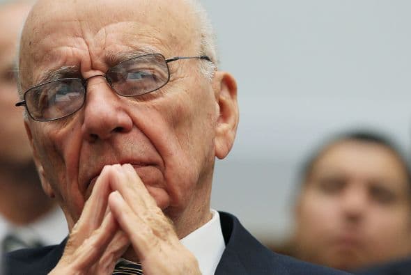 Rupert Murdoch heredó un periódico a los 23 años en su Australia natal y a partir de ahí construyó un imperio de los medios de comunicación, News Corporation, que hoy posee el Wall Street Journal, la cadena y los estudios de cine de Fox, y otros diarios fuera de Estados Unidos como el The Times de Londes. Por cierto, quiere que los sitios web de información sean de pago.