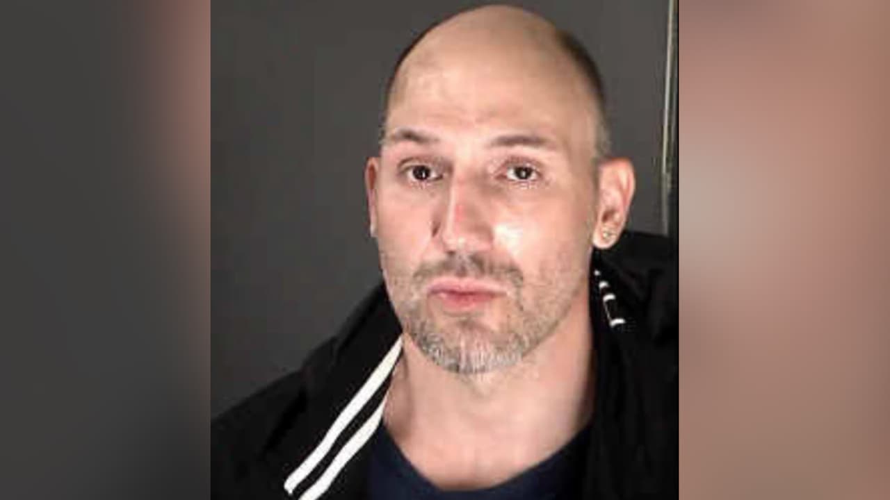 Revelan video del arresto de un hombre que armado con un cortador de cajas provocó desvío de un vuelo de Frontier