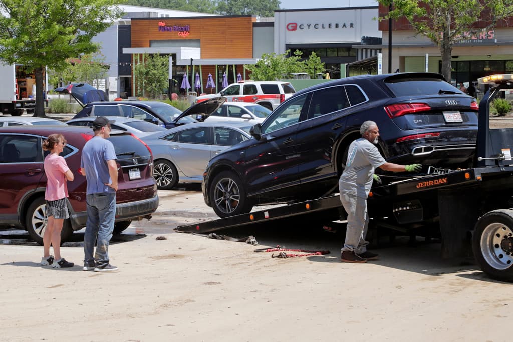 En grúa tuvieron que mover docenas de autos del estacionamiento de un centro comercial en University Place, muchos de los cuales quedaron inundados por completo.