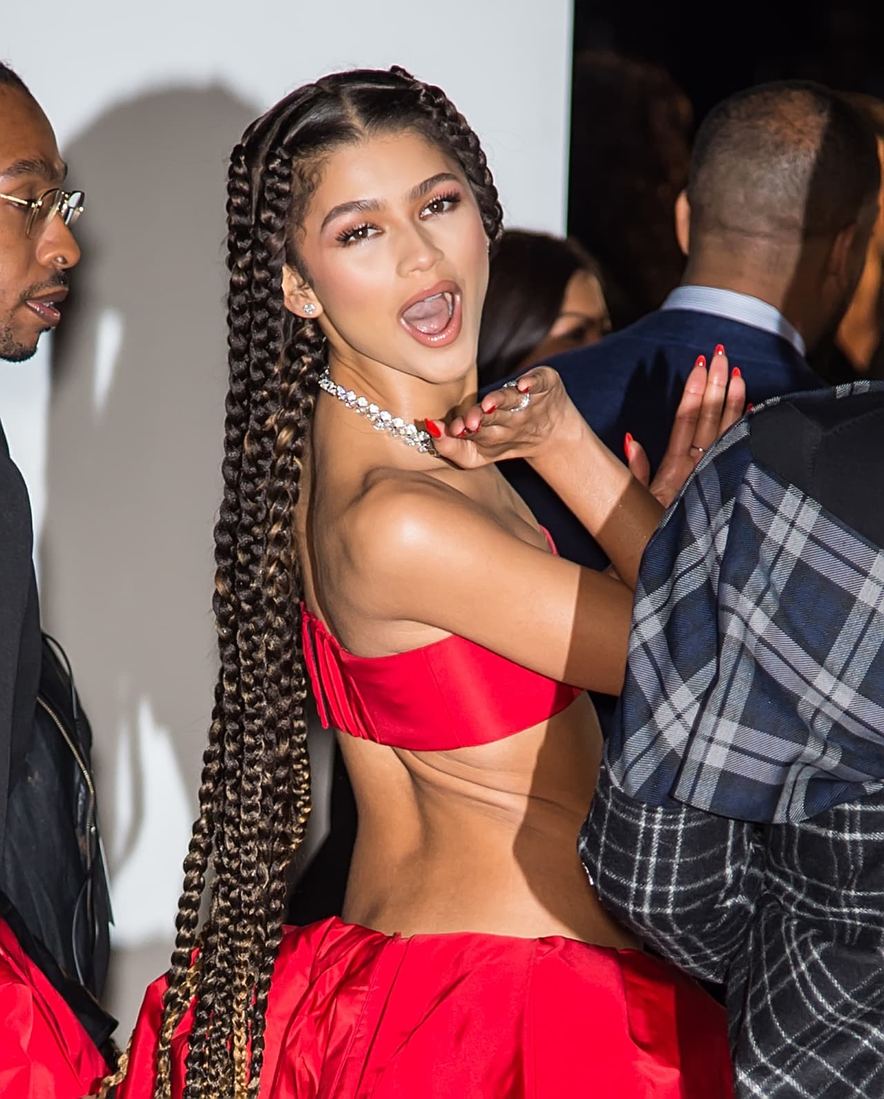 Desde su llegada, y en la alfombra roja, a la actriz se le vio feliz y de buen ánimo al lucir su outfit para los fotógrafos.