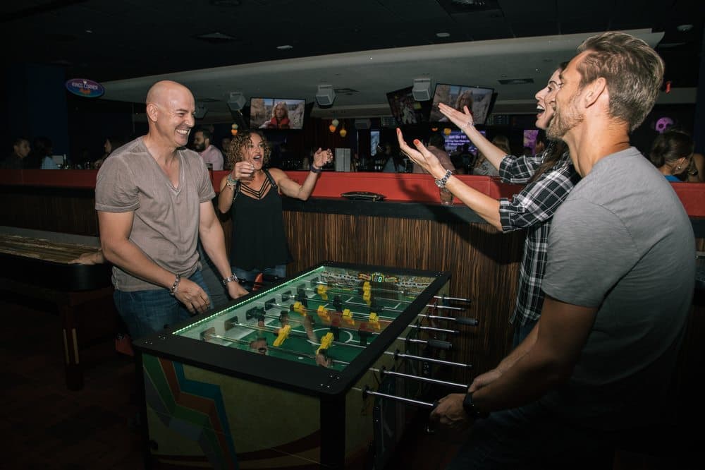 <b>Kings Dining & Entertainment – Raleigh</b>
<br>Dirección: 141 Park At North Hills St Ste 120 Raleigh, NC 27609
<br>Teléfono: (919) 600-5700
<br>Sitio web: 
<a href="https://www.kings-de.com/location/kings-dining-entertainment-north-hills/">https://www.kings-de.com/location/kings-dining-entertainment-north-hills/</a> 
<br>
<b><a href="https://www.yelp.com/map/kings-dining-and-entertainment-raleigh-raleigh-2">Cómo llegar</a></b>
<br>
<br>Aseguran que “Kings Dining & Entertainment es un lugar de reunión galardonado para que las personas se conecten, jueguen, coman, beban y rían juntas. Con ubicaciones en todo el país, cada una está diseñada con ofertas únicas de experiencias sociales inspiradas en la comunidad, como bolos de lujo, música en vivo, visualización de deportes, videojuegos retro nostálgicos y comidas y bebidas de primer nivel”.