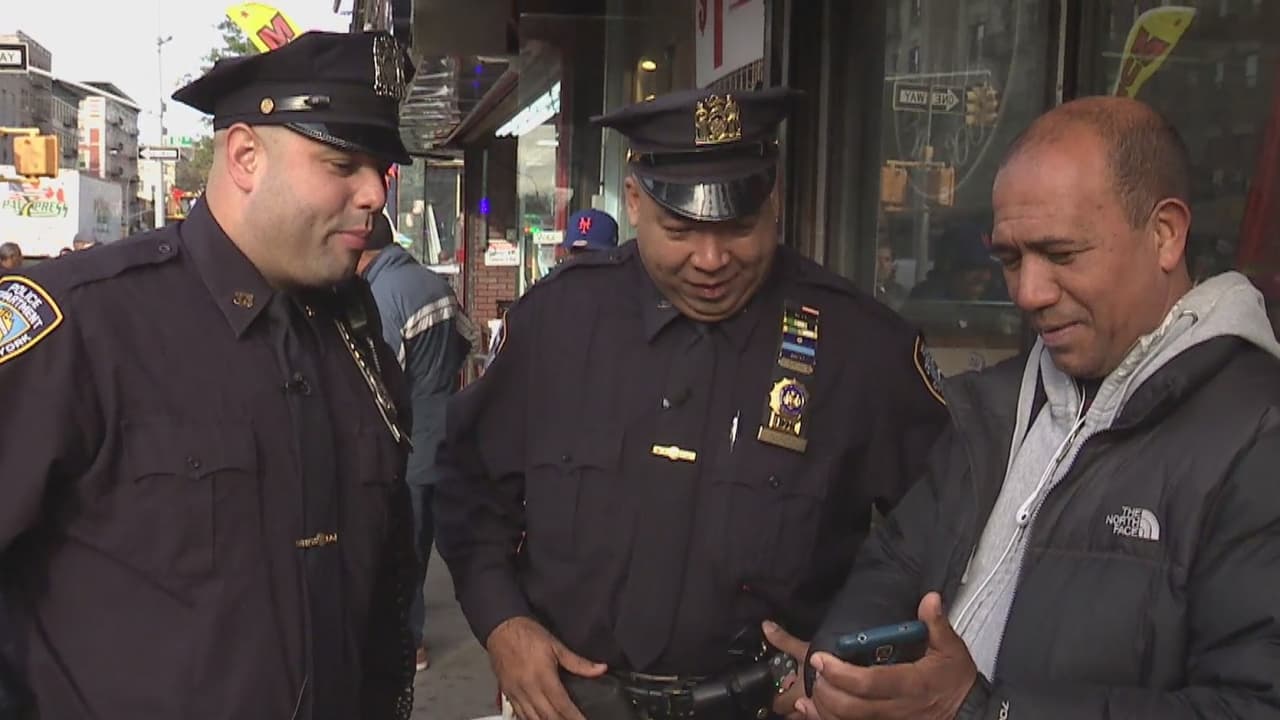 Así las patrullas de policía de Nueva York se acercan a la comunidad para conocer sus necesidades