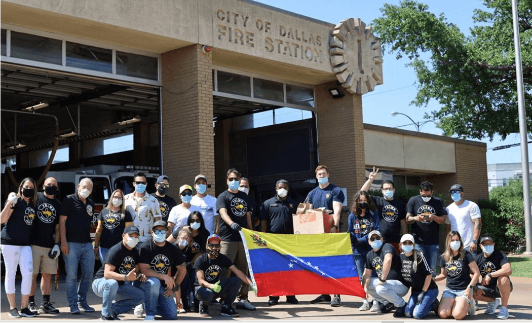 Entusiastas en su mayoría venezolanos y también de distintas nacionalidades brindan apoyo a los primeros en la línea de atención frente a 
<a href="https://www.univision.com/local/dallas-kuvn/aumenta-la-venta-de-armas-de-fuego-por-preocupacion-a-raiz-de-la-pandemia-del-coronavirus">la pandemia</a> del 
<a href="https://www.univision.com/temas/coronavirus">coronavirus</a>. 
<br>