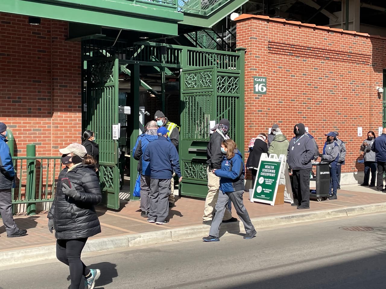 Este juego se da justamente en la semana que se anunció que el levantamiento de algunas restricciones debía retrasarse, ponerse en pausa, debido al creciente número de infecciones y hospitalizaciones por covid-10 reportados en los últimos días.